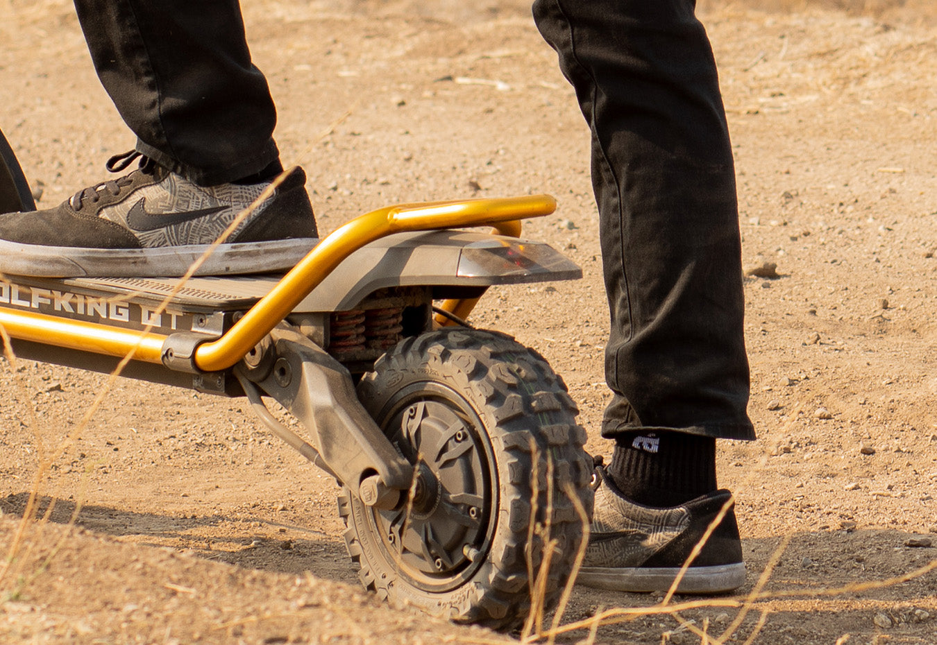 MOTORCYCLE-GRADE SUSPENSION & 11” PUNCTURE-PROOF TIRES — RIDE LIKE A KING