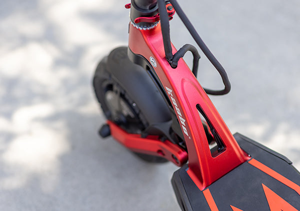 Kaabo Mantis 10 Lite's red frame made from high-strength aviation-grade 6082 aluminum alloy, ensuring durability and corrosion resistance.